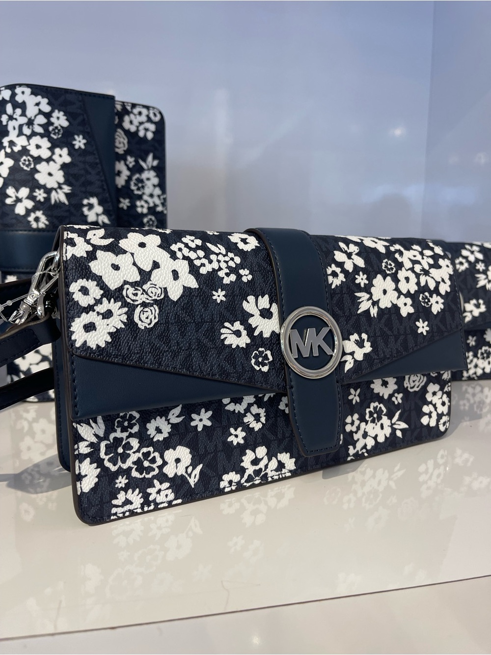 MICHAEL KORS Greenwich Md Printed Signature Logo Convertible Shoulder
Admiral - Picture 8 of 16
